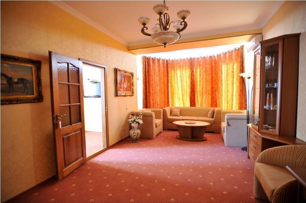 צ'יסינאו Diplomat Club Hotel מראה חיצוני תמונה