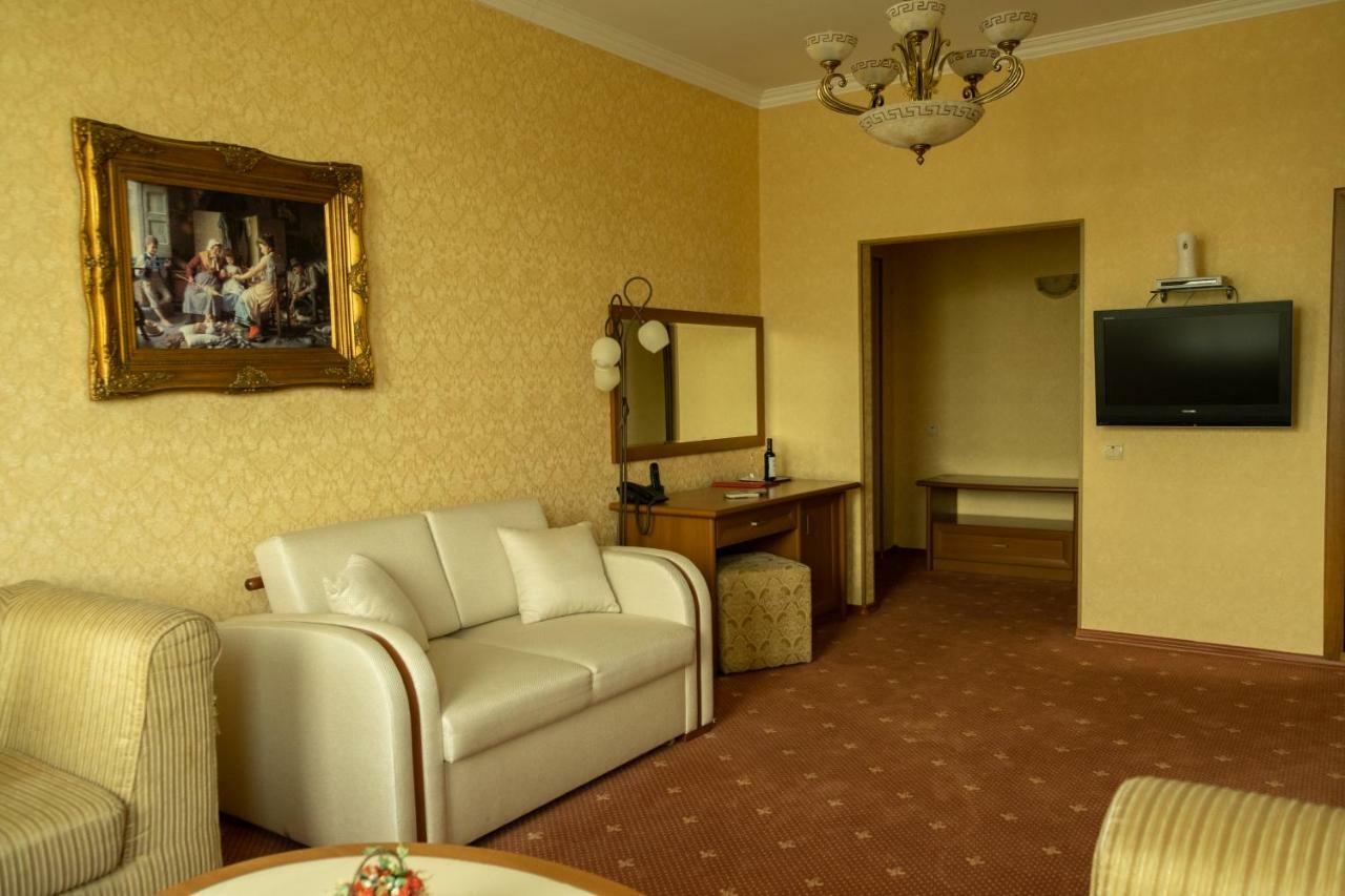 צ'יסינאו Diplomat Club Hotel מראה חיצוני תמונה