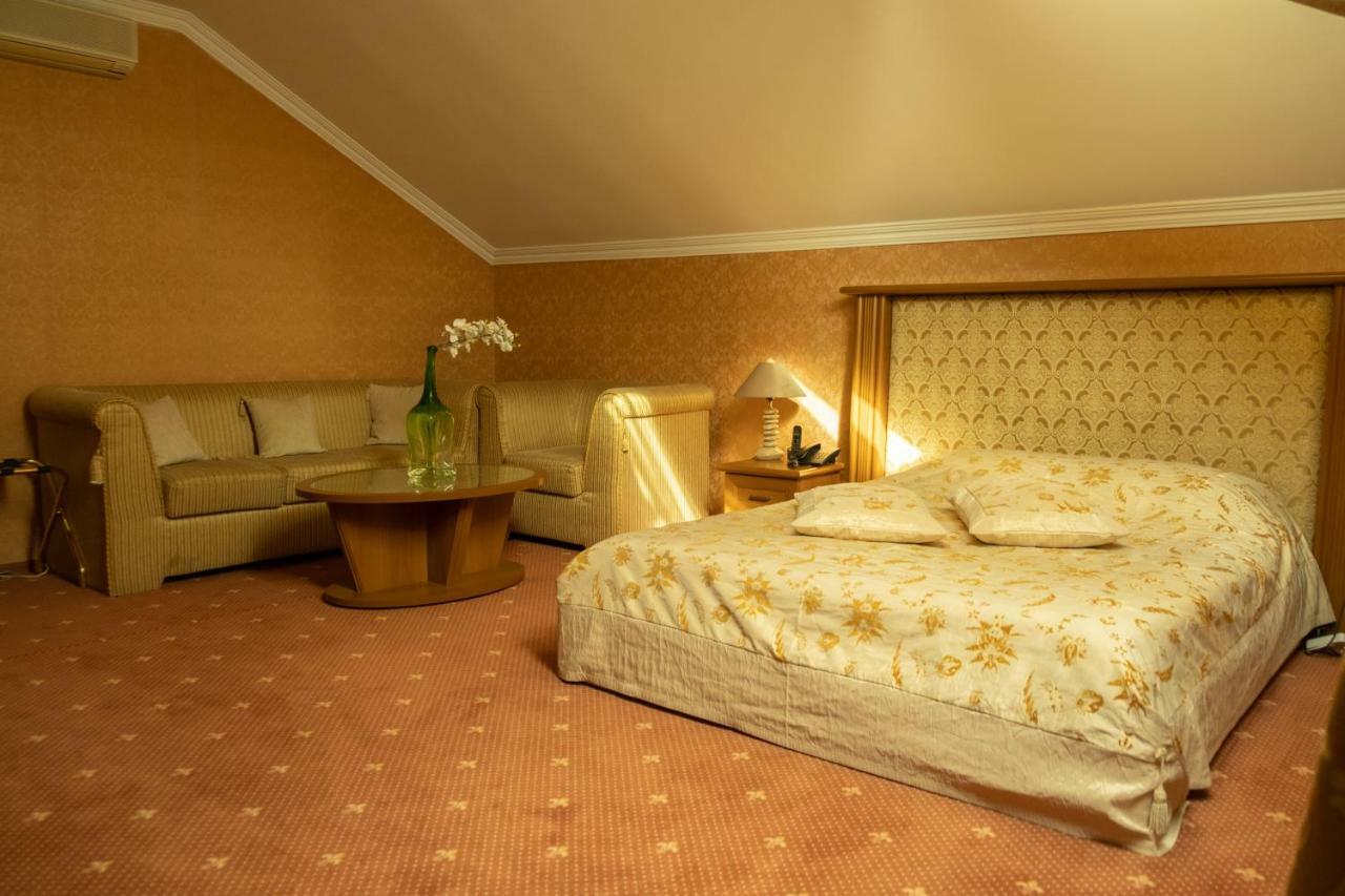 צ'יסינאו Diplomat Club Hotel מראה חיצוני תמונה